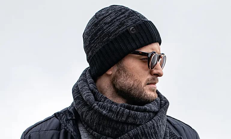 Jaka czapka do płaszcza męskiego: jak dopasować idealne nakrycie głowy