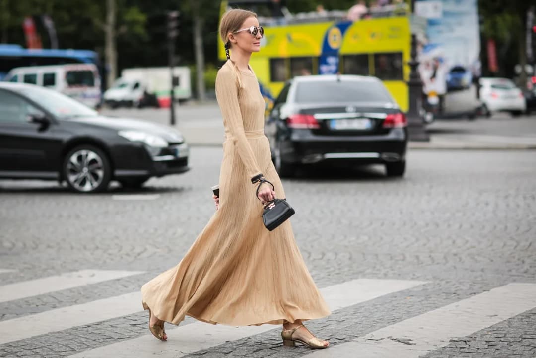Jakie buty do beżowej sukienki – stylizacje, które zachwycą każdą kobietę