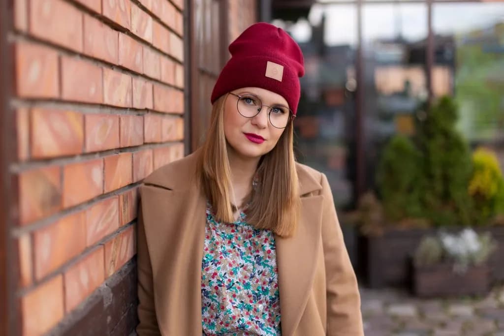 Jaka czapka do okularów? Kluczowe wskazówki dla komfortowego stylu