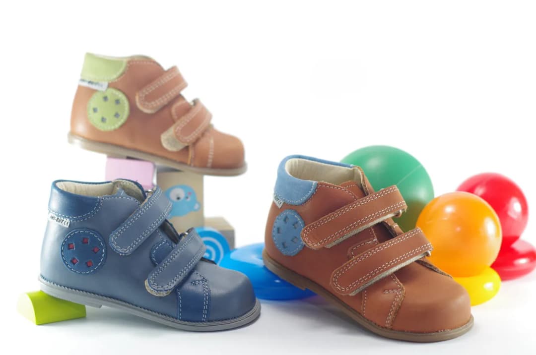 Jakie pierwsze buty dla dziecka wybrać, aby uniknąć problemów ze stopami?