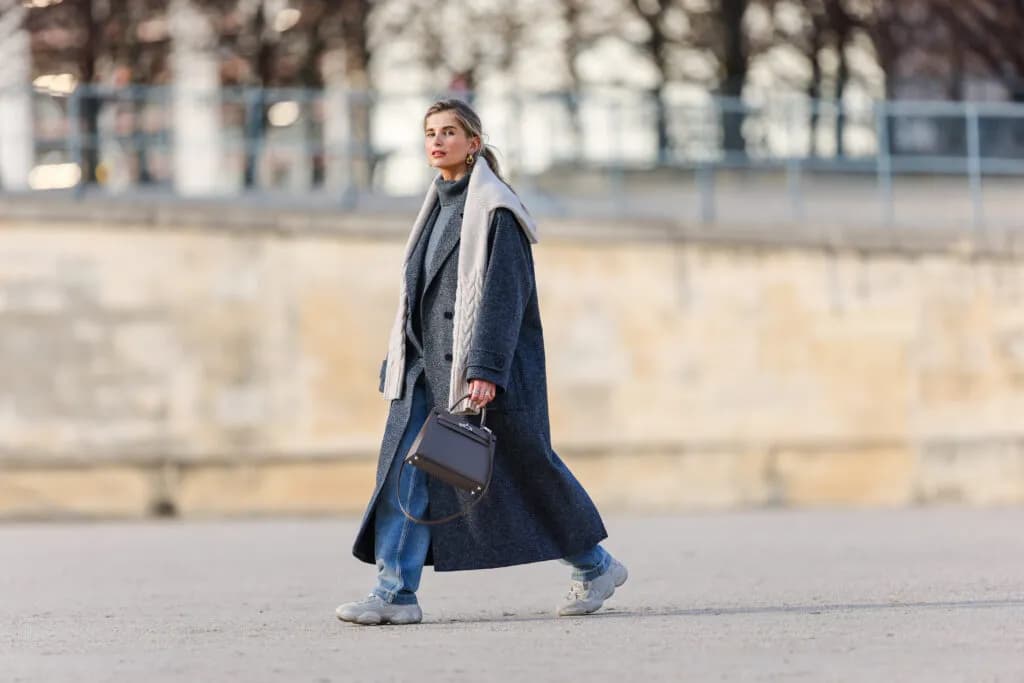 Szary płaszcz stylizacje zima – jak stworzyć modne i harmonijne outfity