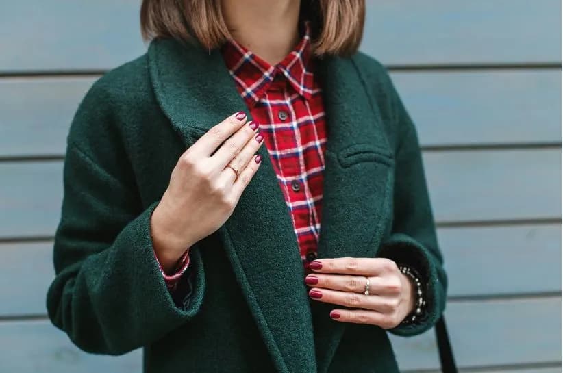 Zielony płaszcz stylizacje: Jak stworzyć atrakcyjne i modne zestawienia