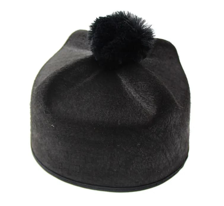 Jak się nazywa czapka księdza? Poznaj biret, jego znaczenie i historię