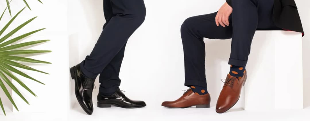 Jakie buty do granatowego garnituru - najlepsze kolory i fasony na różne okazje