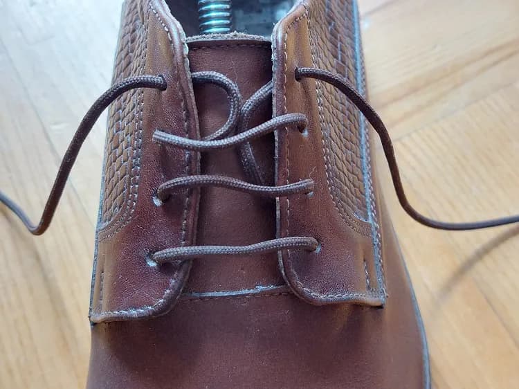 Jak wiązać sznurówki w eleganckich butach, aby wyglądać idealnie?