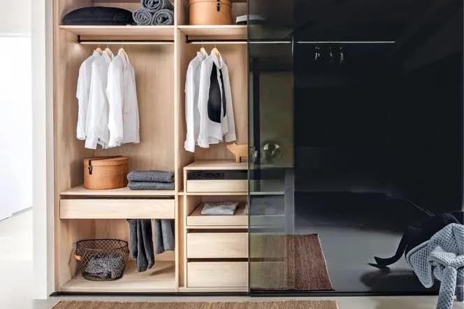 Jak samemu zbudować elegancką szafę ubraniową i zaoszczędzić na kosztach