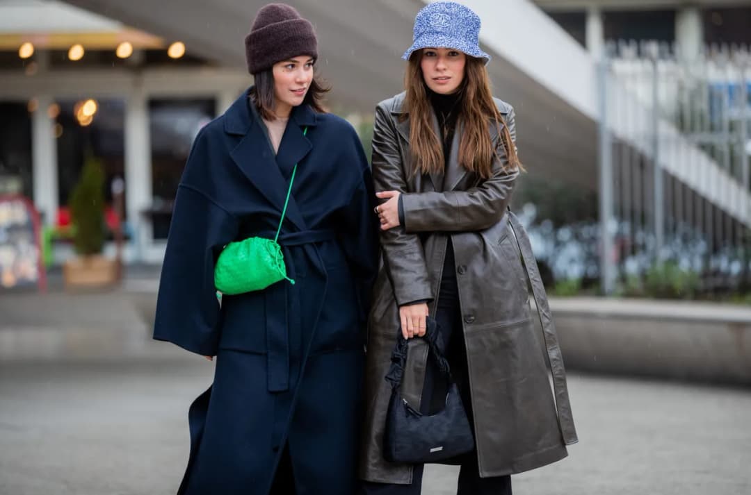 Jaka czapka do eleganckiego płaszcza? Stylizacje, kolory i najczęstsze błędy