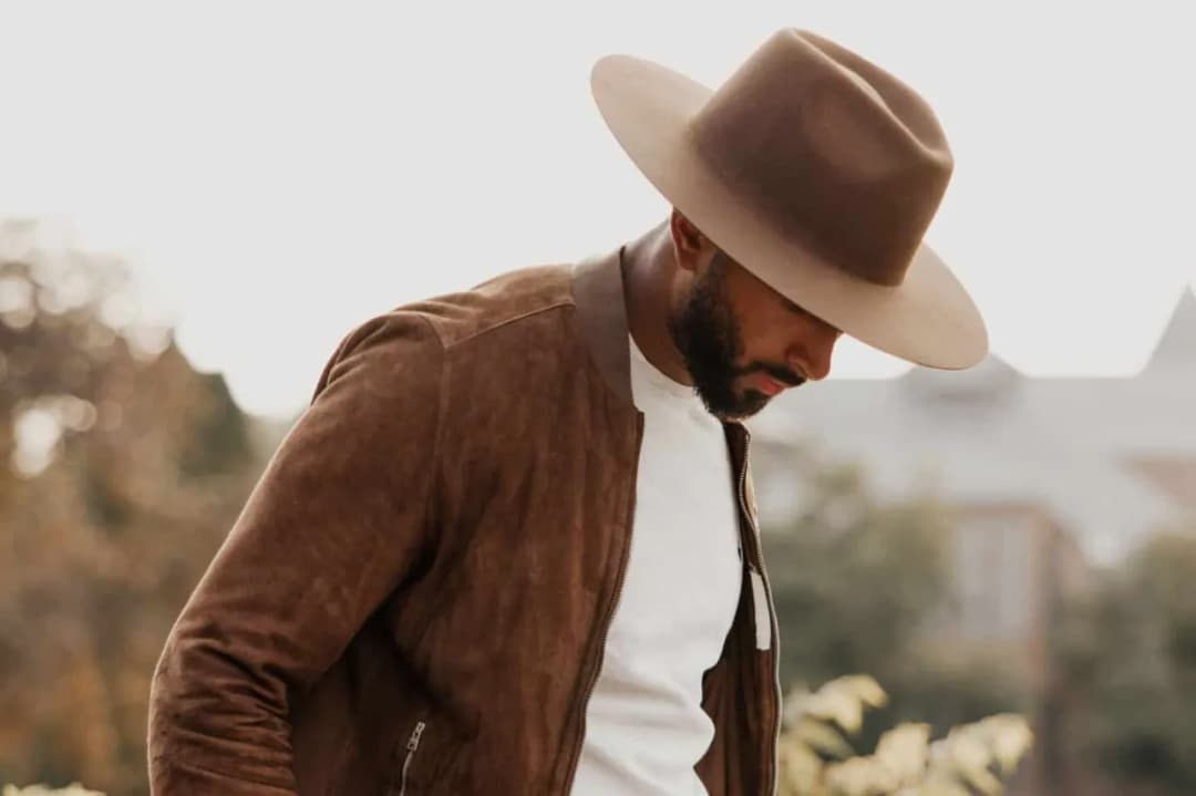 Jaką czapkę do brązowej kurtki wybrać? Kolory, style i materiały, które zachwycą