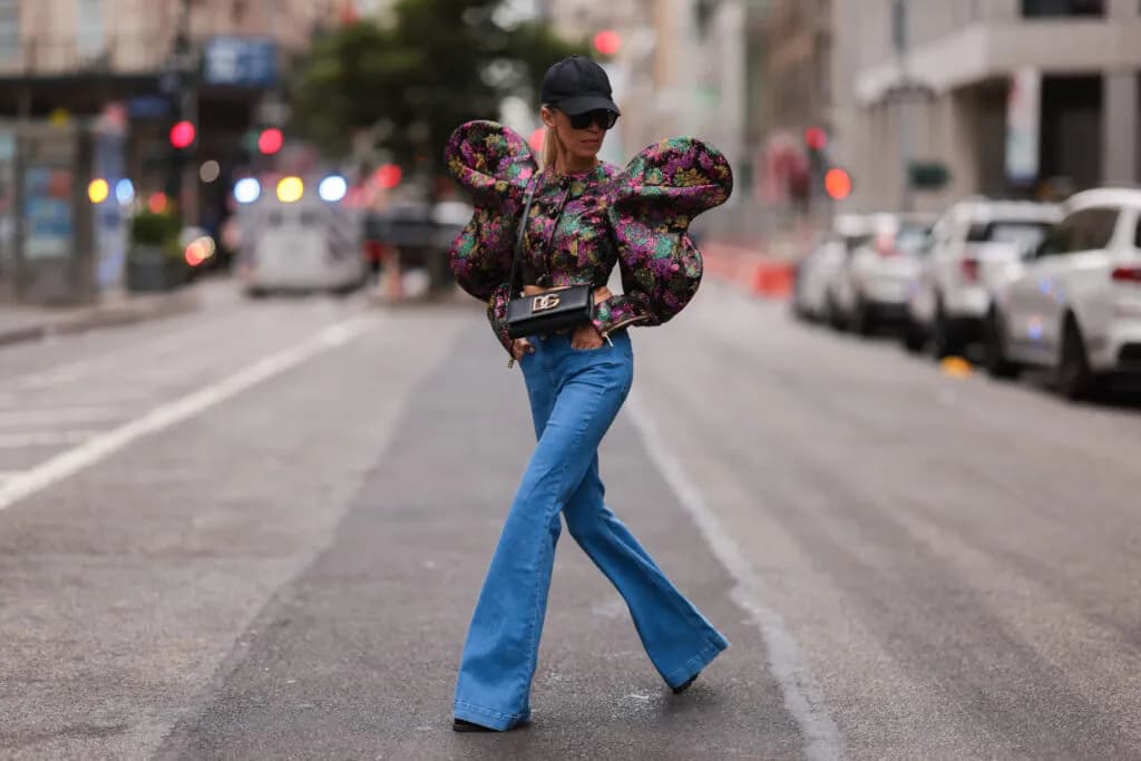 Stylizacja z dzwonami: jak tworzyć modne i zaskakujące looki na różne okazje