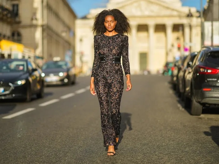 Jakie dodatki do czarnego eleganckiego kombinezonu podkreślą Twój styl?