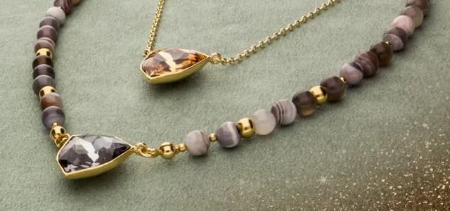 Stylizacje kafeteria: Jak uniknąć modowych wpadek z biżuterią