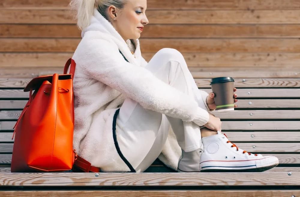Stylizacje damskie z trampkami Converse - inspiracje na każdą okazję