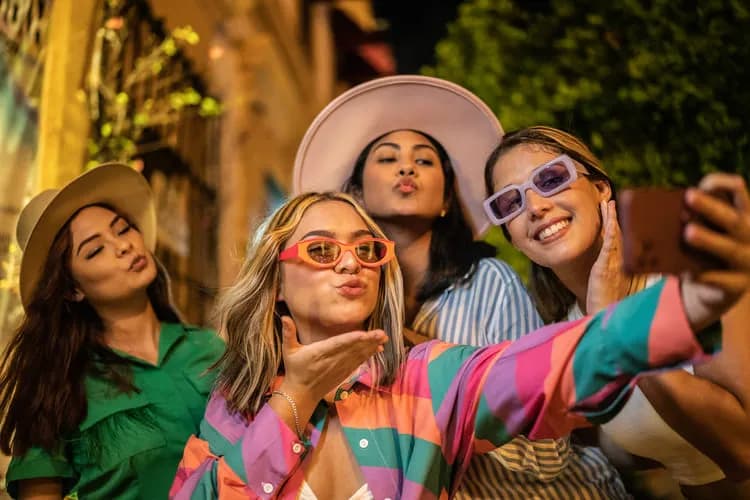 Jak się ubrać na babski comber, aby wyglądać olśniewająco i wygodnie