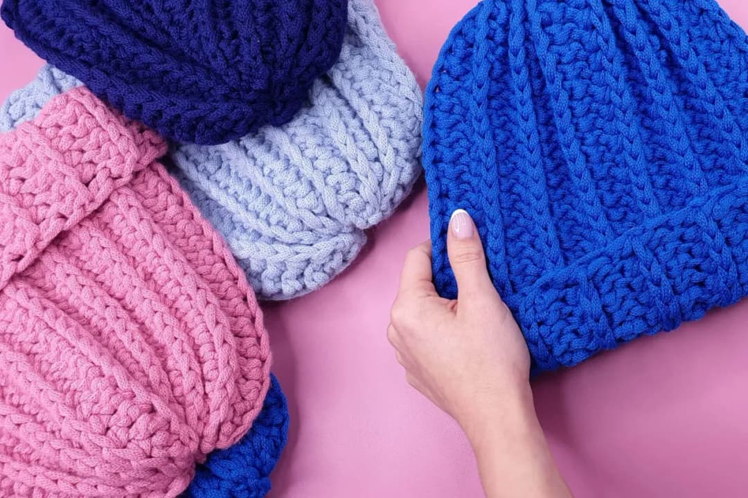 Jaka włóczka najlepsza na czapkę? Wybierz idealny materiał na każdą porę roku